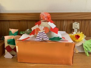 お餅つきのお餅を鏡餅に。子どもたちがお飾りを作成し、お正月を迎えました。